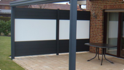 Wand aus Aluminium und Polycarbonat